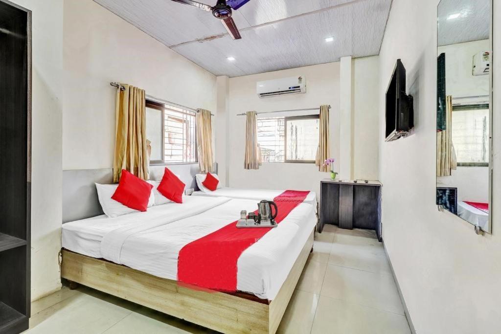 Hotel Kailash Park- Near International Airport Мумбаи Экстерьер фото