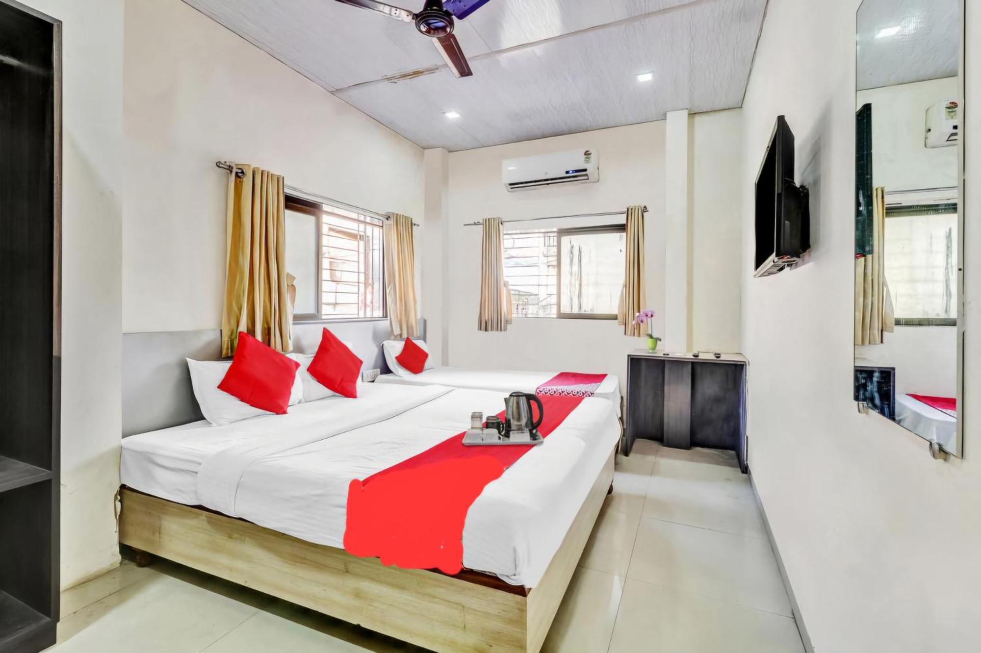 Hotel Kailash Park- Near International Airport Мумбаи Экстерьер фото