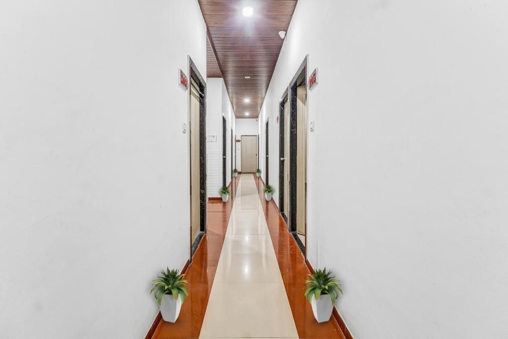 Hotel Kailash Park- Near International Airport Мумбаи Экстерьер фото