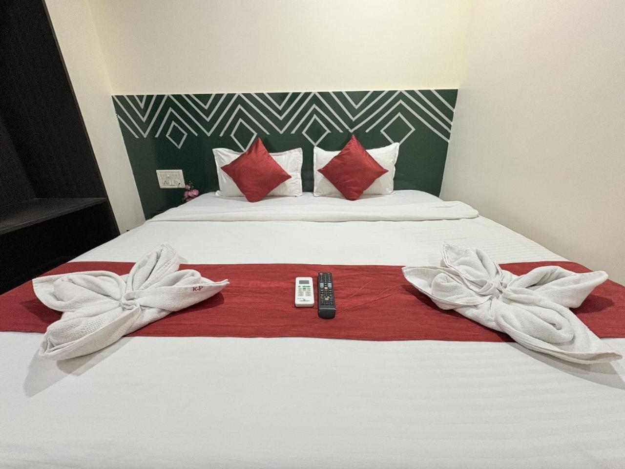 Hotel Kailash Park- Near International Airport Мумбаи Экстерьер фото