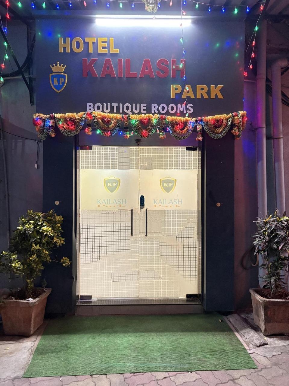 Hotel Kailash Park- Near International Airport Мумбаи Экстерьер фото