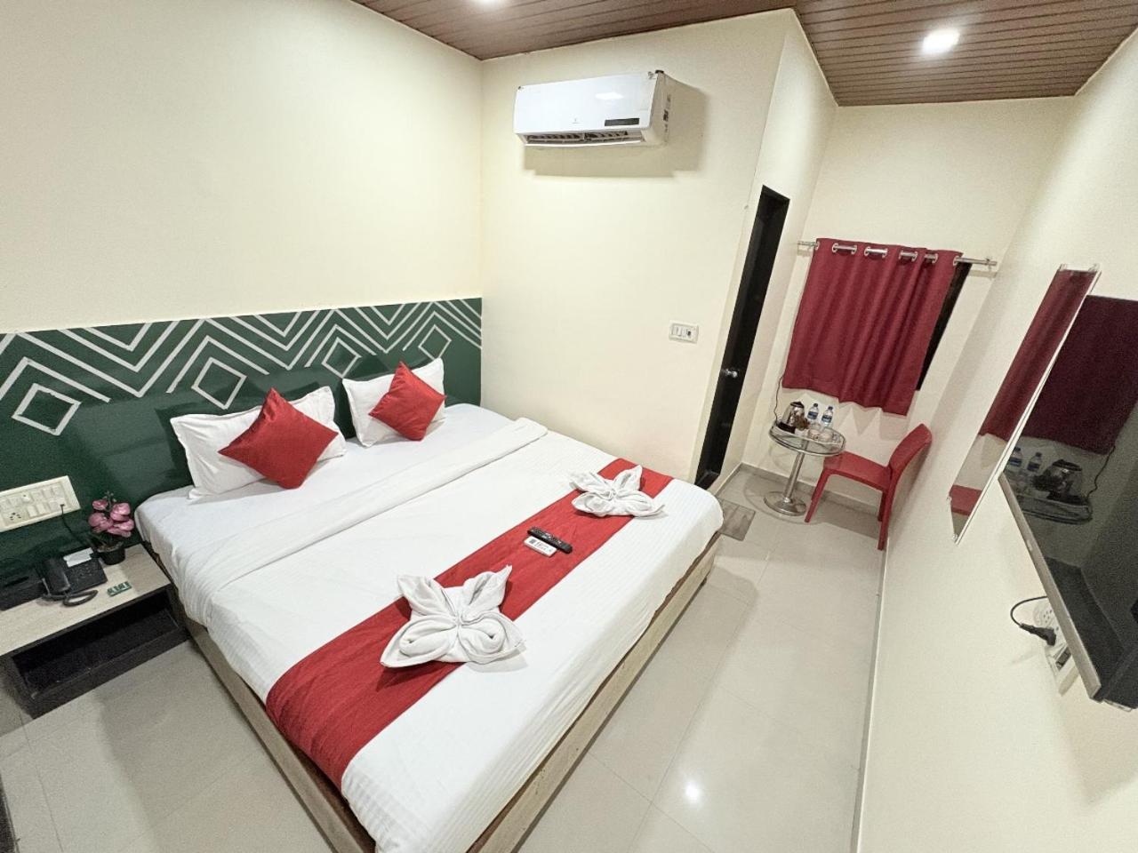 Hotel Kailash Park- Near International Airport Мумбаи Экстерьер фото