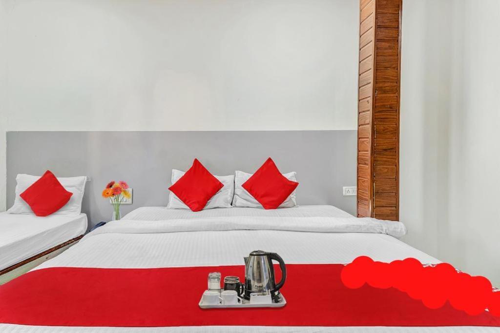 Hotel Kailash Park- Near International Airport Мумбаи Экстерьер фото
